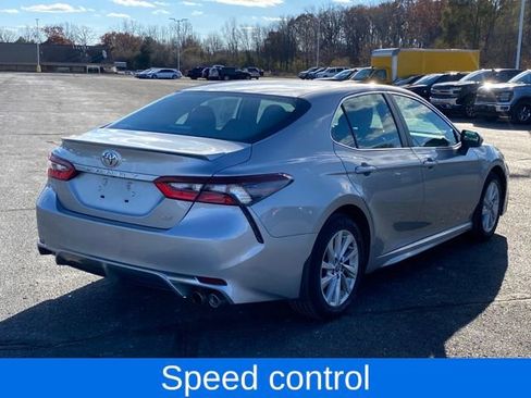 Used 2023 Toyota Camry SE image 3