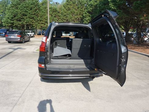 Used 2022 Lexus GX 460 Premium w/ Accessory Package AWD/4WD image 18