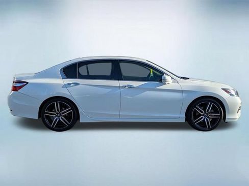 Used 2017 Honda Accord Touring image 2