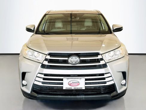 Used 2019 Toyota Highlander XLE FWD image 2