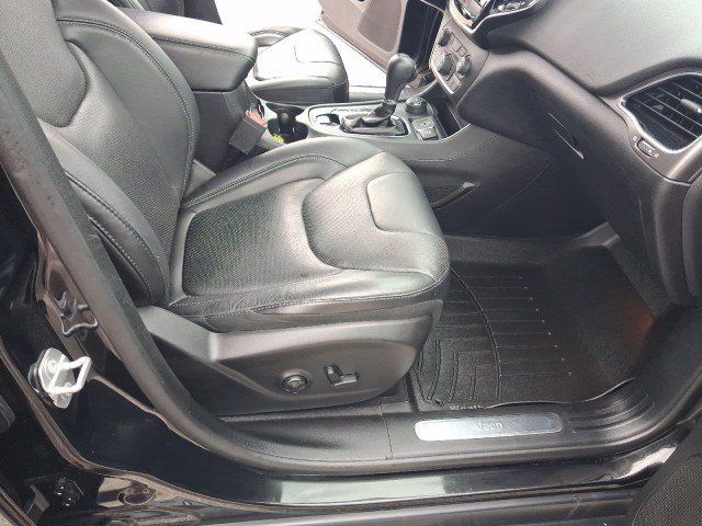 Used 2019 Jeep Cherokee Limited w/ Luxury Group AWD/4WD image 24