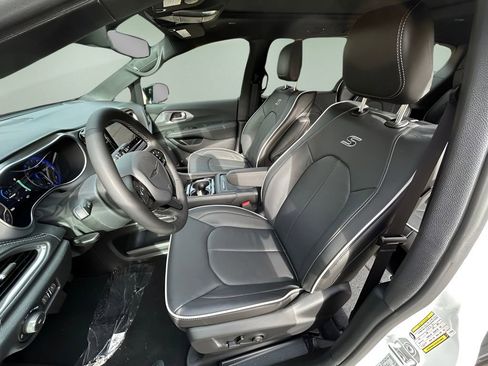 New 2026 Chrysler Pacifica Limited w/ Uconnect Theater Family Group image 18