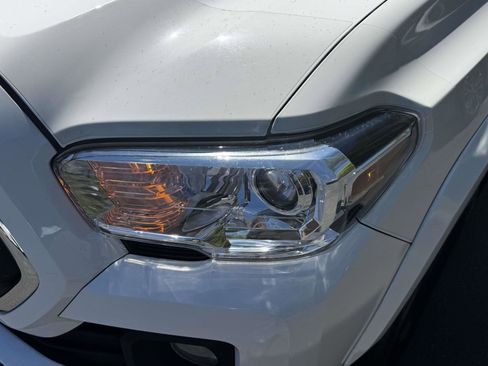 Certified 2021 Toyota Tacoma SR5 AWD/4WD image 9