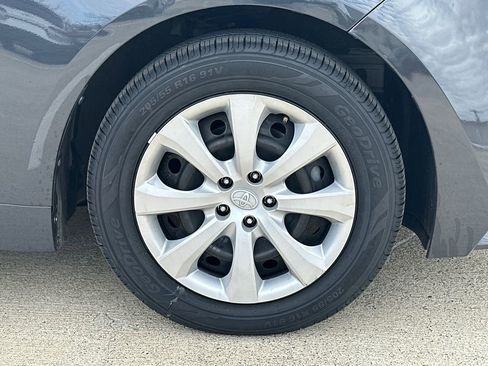 Used 2025 Toyota Corolla LE image 7