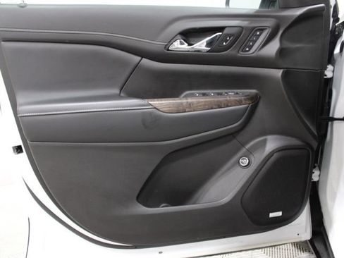 Used 2021 GMC Acadia Denali w/ Denali Technology Package AWD/4WD image 18