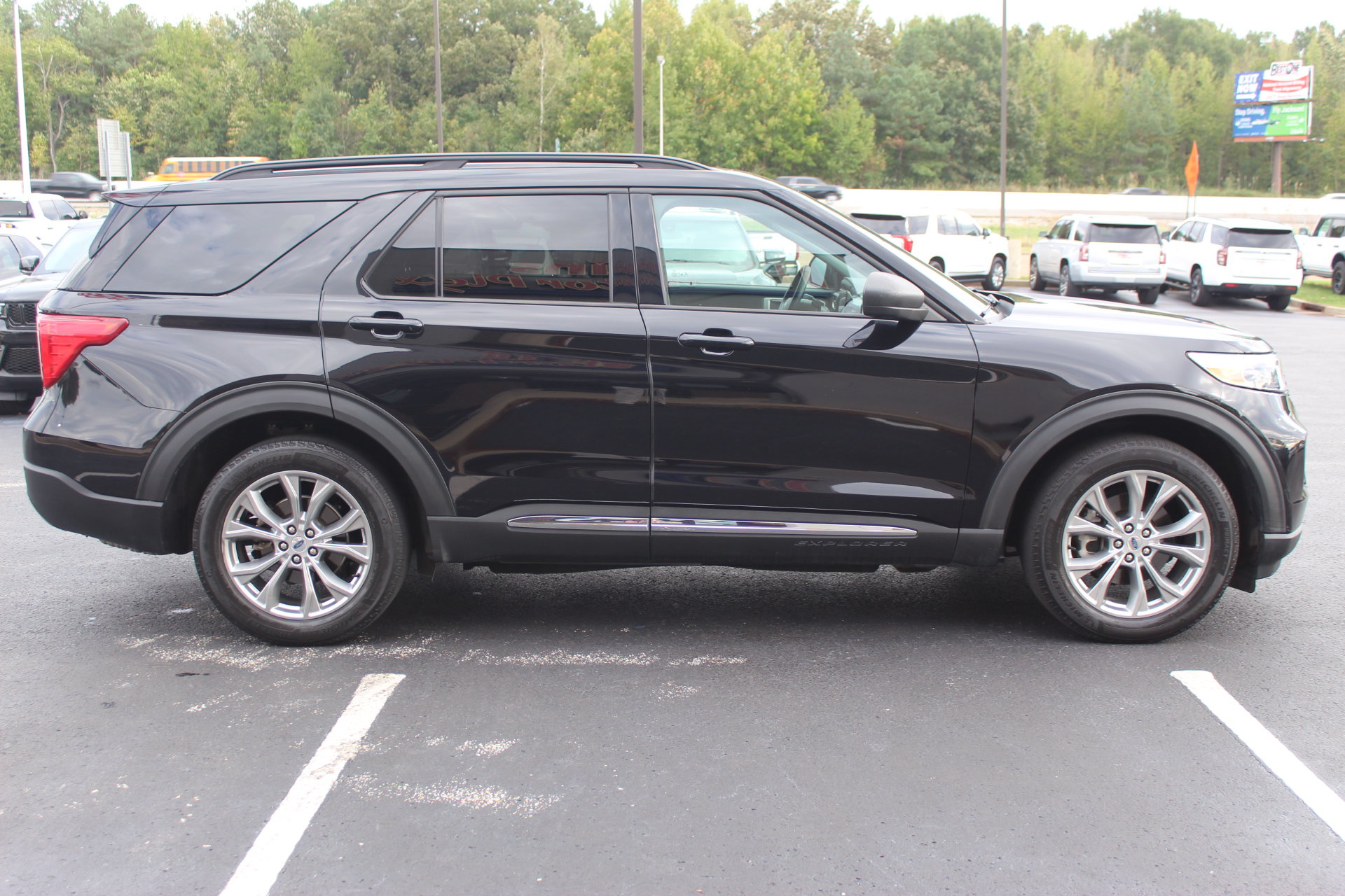 Used 2021 Ford Explorer XLT w/ Equipment Group 202A AWD/4WD image 5
