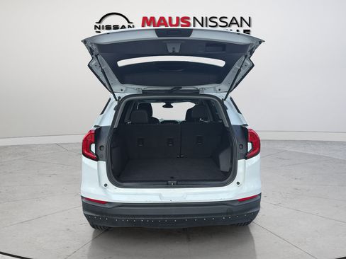 Used 2022 GMC Terrain SLE FWD image 3