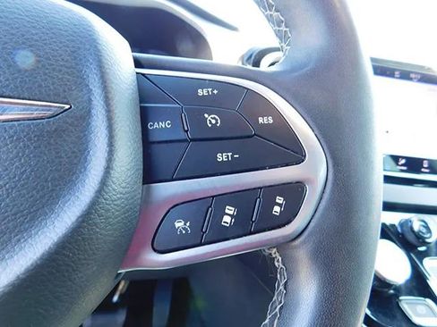 Used 2025 Chrysler Pacifica Select image 20