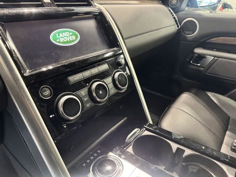 Used 2018 Land Rover Discovery HSE image 11