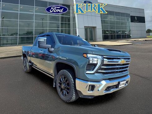 Used 2025 Chevrolet Silverado 2500 LTZ w/ LTZ Premium Package image 3