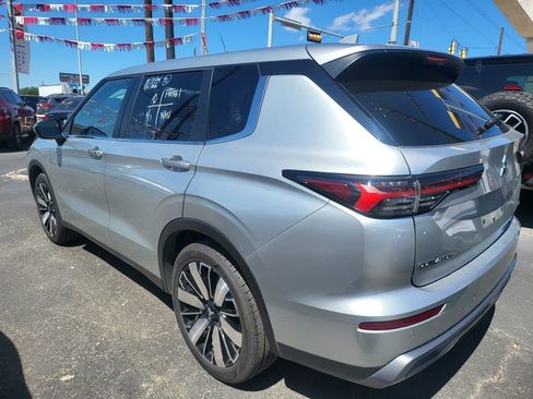 Used 2025 Mitsubishi Outlander SE image 7