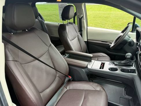 Used 2024 Toyota Sienna Platinum AWD/4WD image 14
