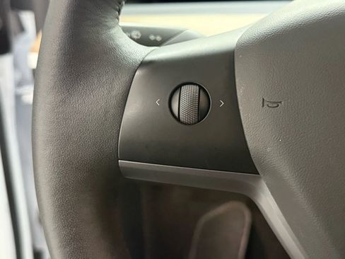 Used 2022 Tesla Model Y Long Range image 21