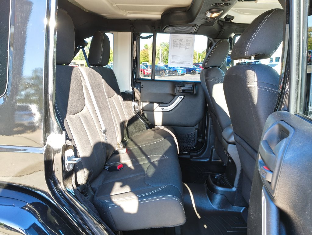 Used 2016 Jeep Wrangler Unlimited Sahara w/ Dual Top Group AWD/4WD image 18