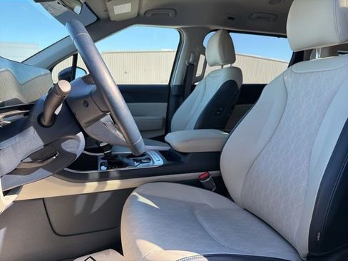 Used 2025 Kia Carnival EX image 12