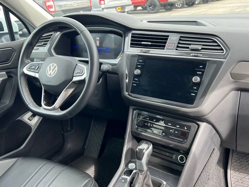 Used 2024 Volkswagen Tiguan SE AWD/4WD image 19