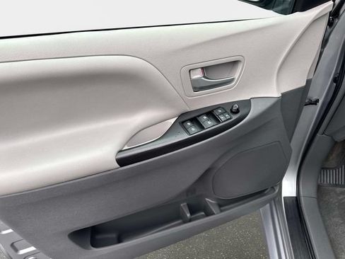 Used 2018 Toyota Sienna LE FWD image 15