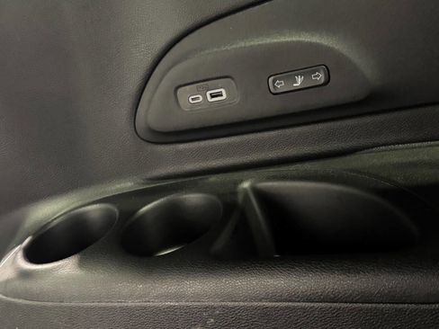 Used 2023 Chrysler Pacifica Limited w/ Uconnect Theater Family Group image 27