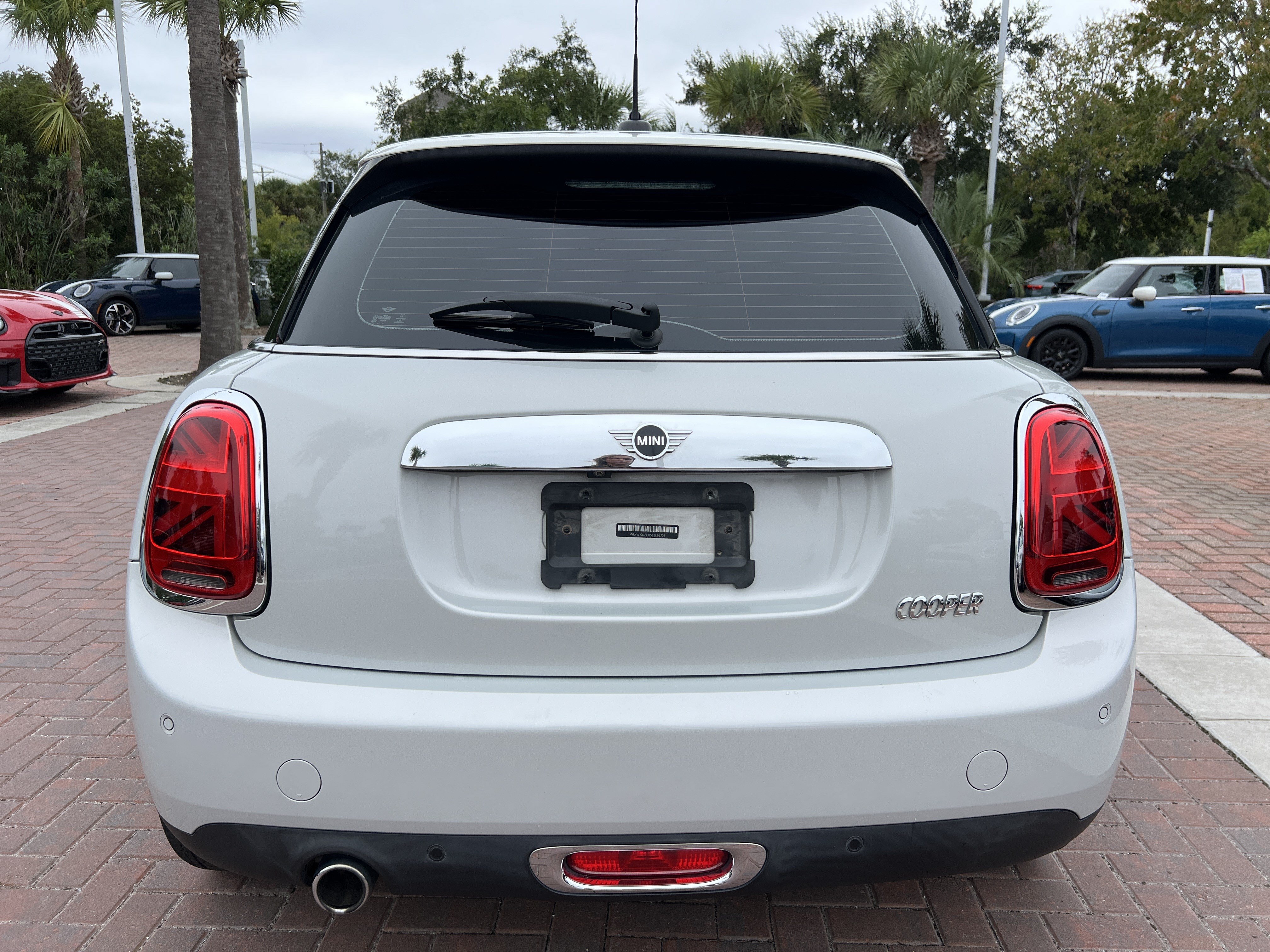 Used 2020 MINI Cooper 4-Door Hardtop w/ Premium Package FWD image 9