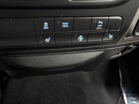 Used 2020 RAM 1500 Classic SLT w/ Luxury Group image 22