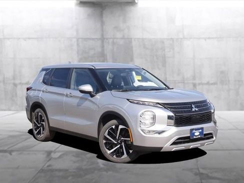 Used 2024 Mitsubishi Outlander SE image 2