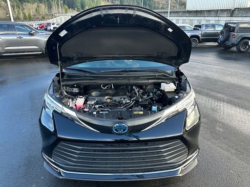 Certified 2023 Toyota Sienna XLE image 5