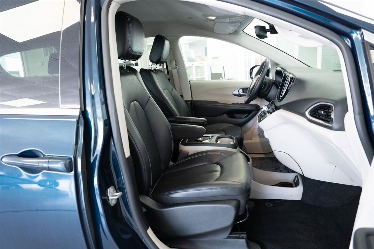 Used 2024 Chrysler Pacifica Touring-L FWD image 14