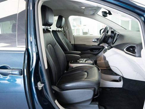 Used 2024 Chrysler Pacifica Touring-L FWD image 14