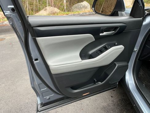 Used 2023 Toyota Highlander XLE image 11