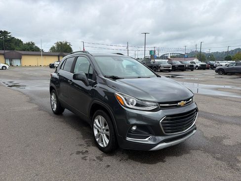 Used 2017 Chevrolet Trax Premier w/ Driver Confidence II Package AWD/4WD image 3