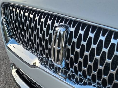Used 2022 Lincoln Nautilus FWD w/ Premium Package image 4