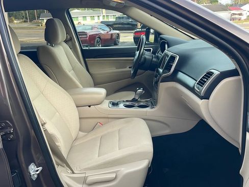 Used 2021 Jeep Grand Cherokee Laredo AWD/4WD image 24