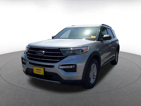 Used 2024 Ford Explorer XLT w/ Equipment Group 202A RWD image 4