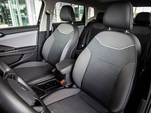 Used 2023 Volkswagen Taos SE w/ Panoramic Sunroof Package FWD image 24