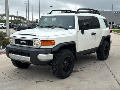 Used 2012 Toyota FJ Cruiser 2WD w/ Convenience Pkg image 3
