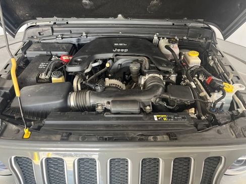Used 2018 Jeep Wrangler Unlimited Sahara AWD/4WD image 9
