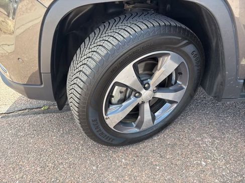 Used 2019 Jeep Cherokee Limited w/ Luxury Group AWD/4WD image 16