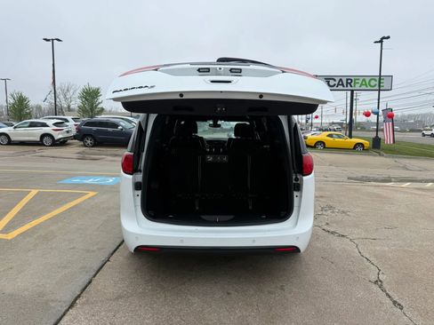 Used 2020 Chrysler Pacifica Touring-L Plus w/ S Appearance Package FWD image 12