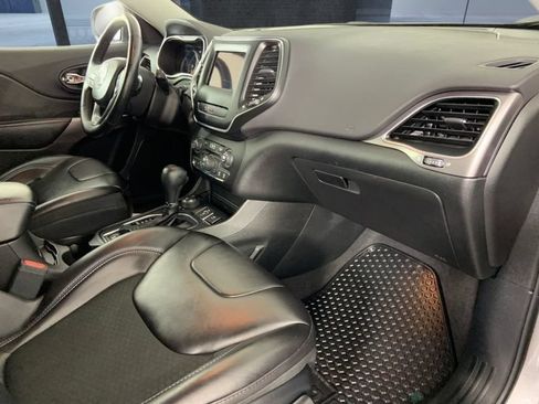 Used 2019 Jeep Cherokee Latitude Plus w/ Comfort/Convenience Group AWD/4WD image 16
