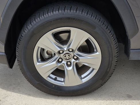 Used 2024 Toyota RAV4 XLE AWD/4WD image 7