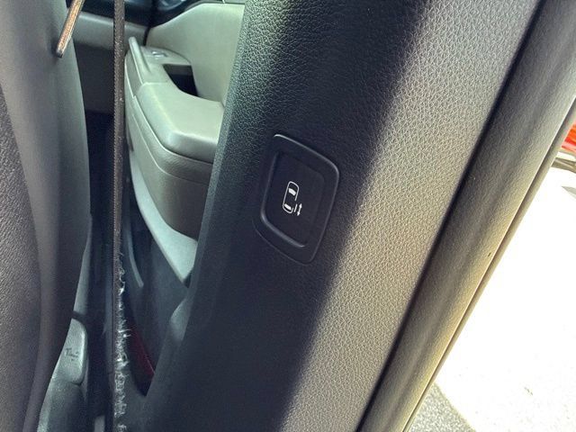 Used 2025 Kia Carnival FWD image 17