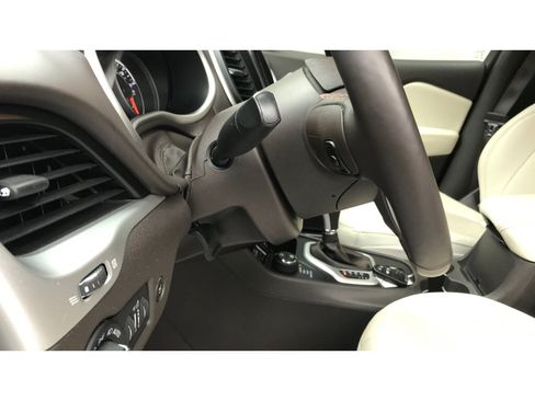 Used 2018 Jeep Cherokee Overland w/ Technology Group AWD/4WD image 11