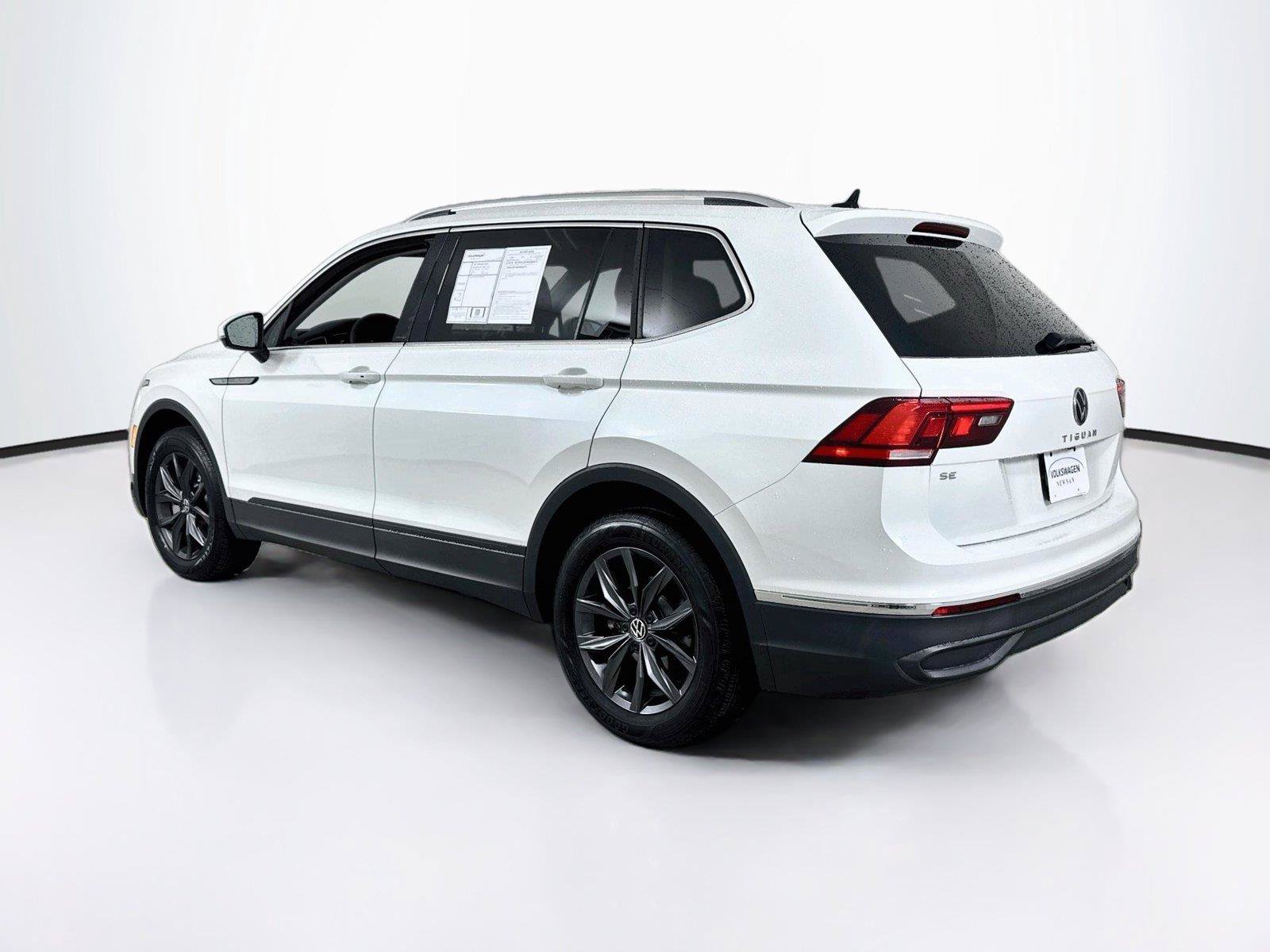 Used 2023 Volkswagen Tiguan SE w/ Panoramic Sunroof Package FWD image 7