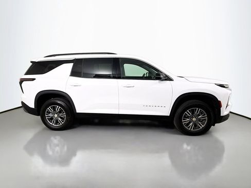 Used 2025 Chevrolet Traverse LT image 8