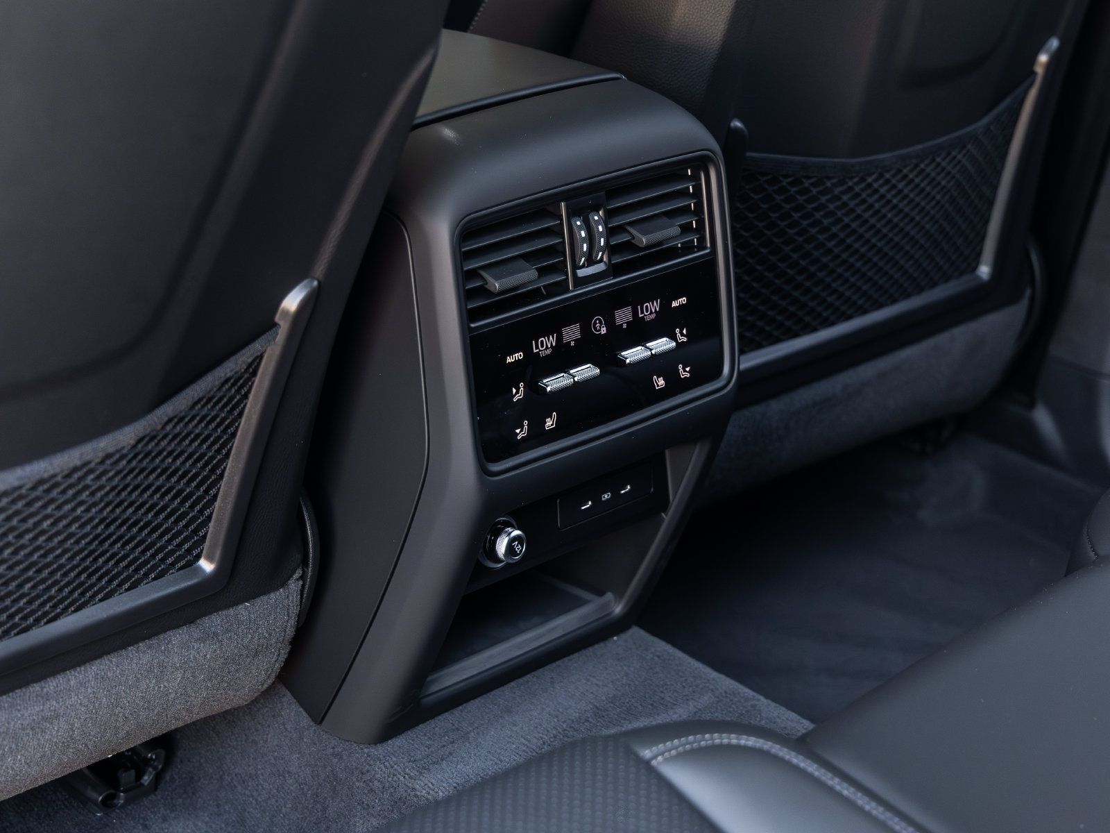 Certified 2025 Porsche Cayenne E-Hybrid Coupe AWD/4WD image 37