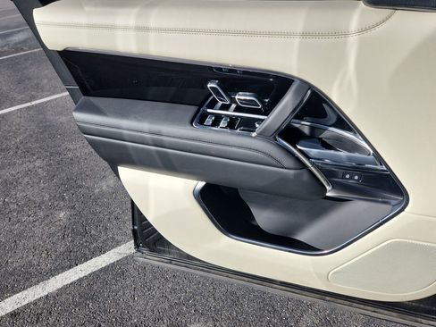 Used 2024 Land Rover Range Rover SE image 11