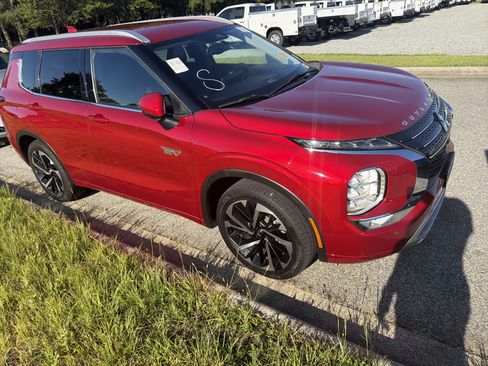 Used 2023 Mitsubishi Outlander GT AWD/4WD image 2