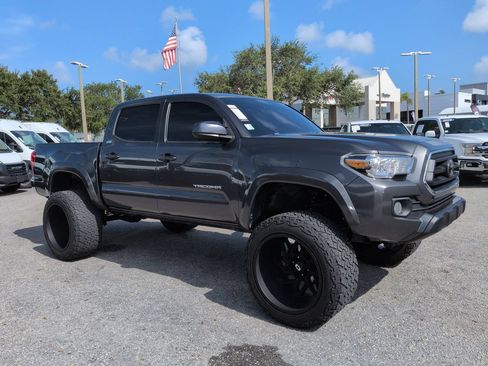 Used 2020 Toyota Tacoma SR5 RWD image 2