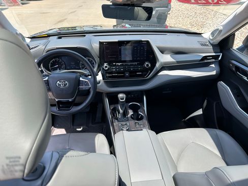 Certified 2021 Toyota Highlander Platinum AWD/4WD image 23