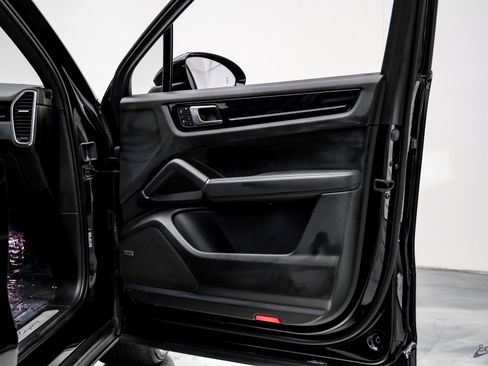 Used 2022 Porsche Cayenne w/ Premium Package image 57